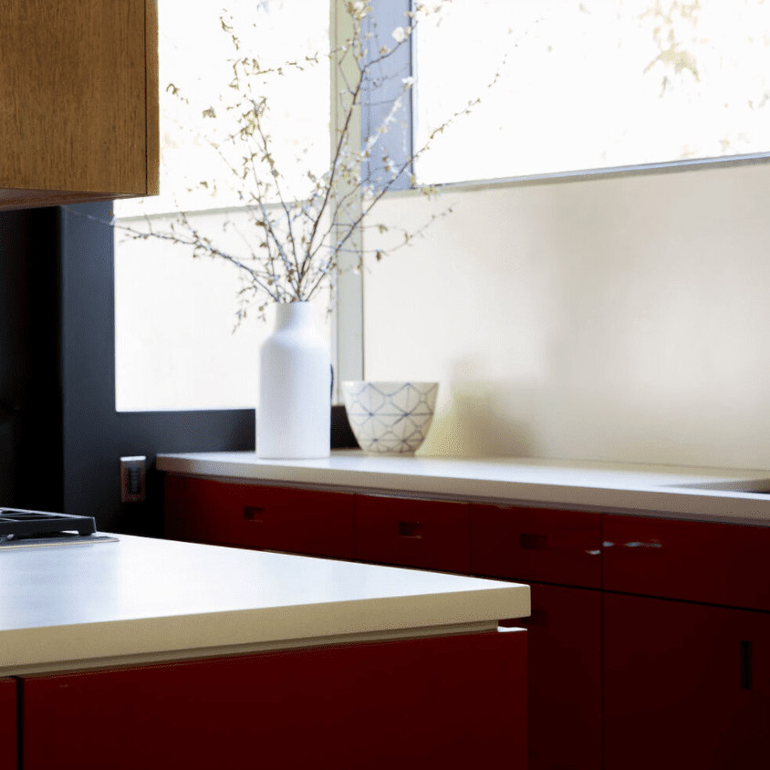 厨房有深红色橱柜