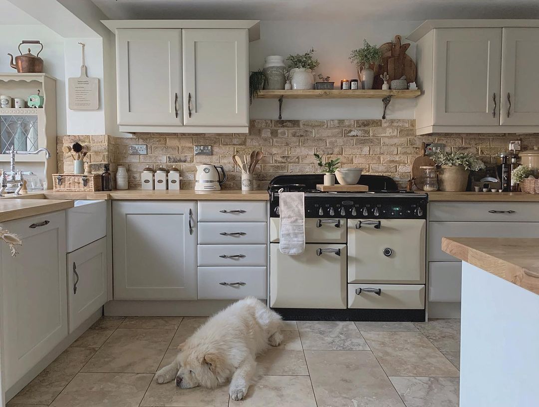 厨房配有古董炉灶