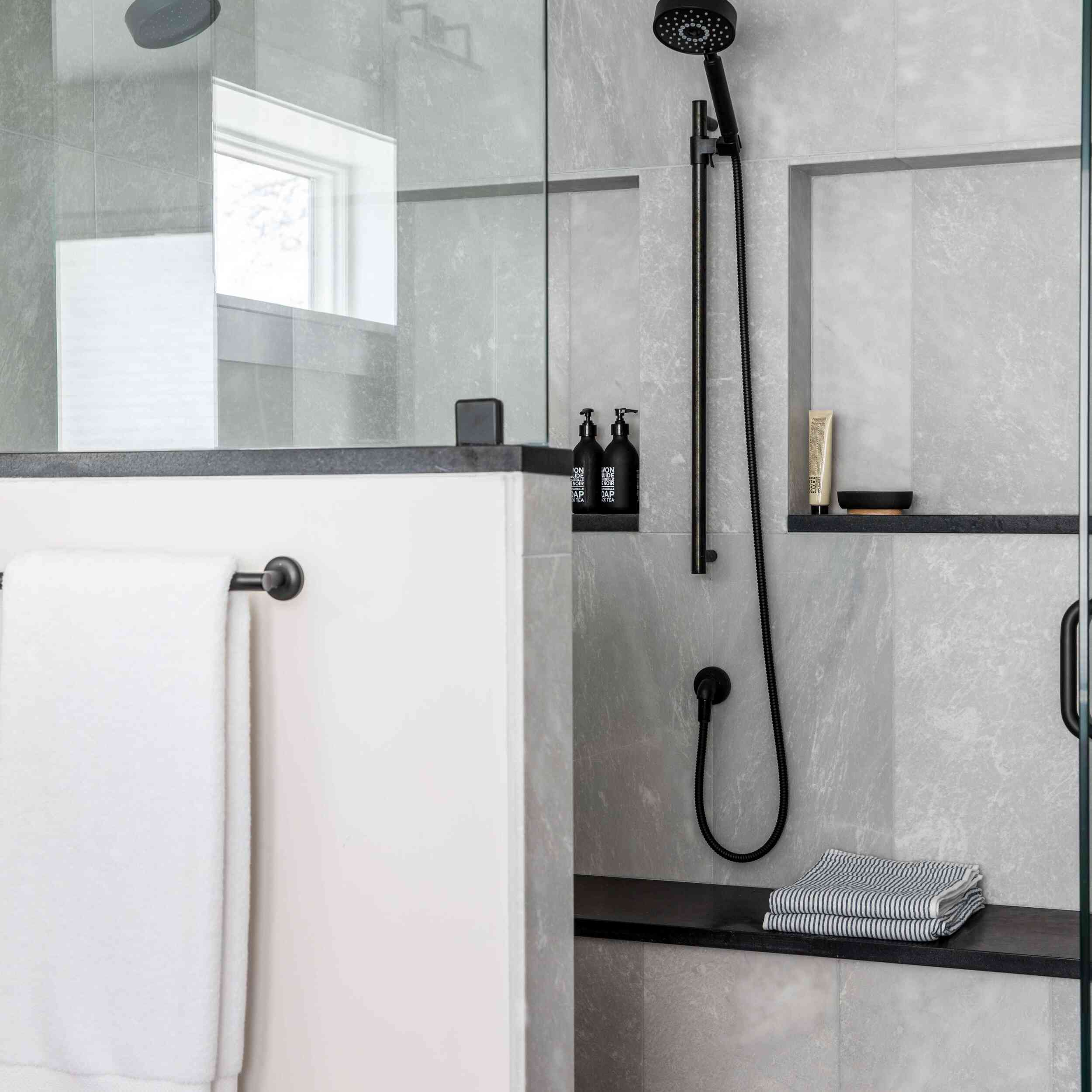 一个内衬水泥的现代淋浴房