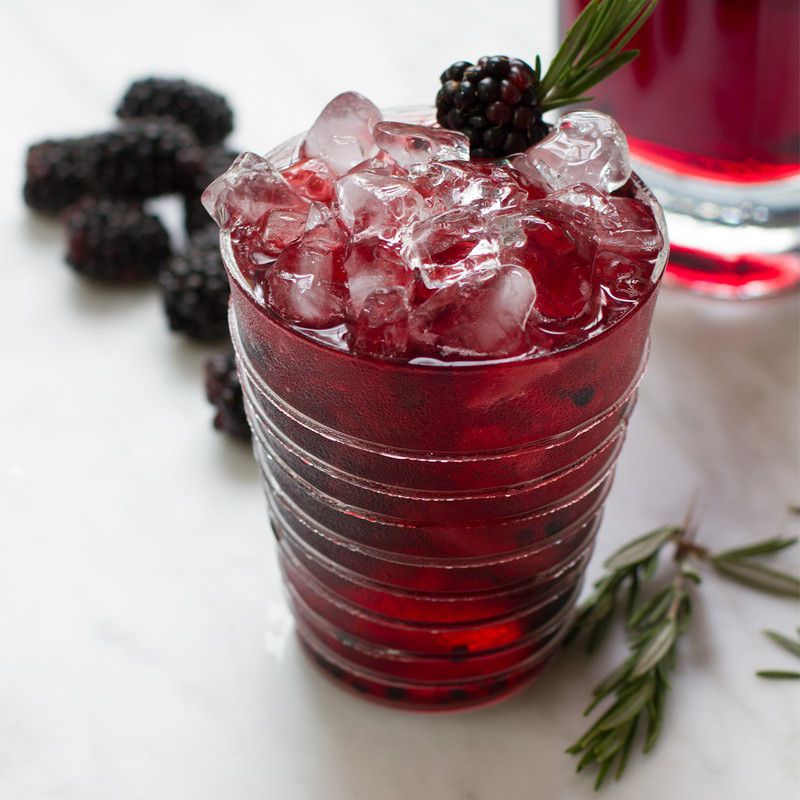 石榴黑莓黑莓鸡尾酒