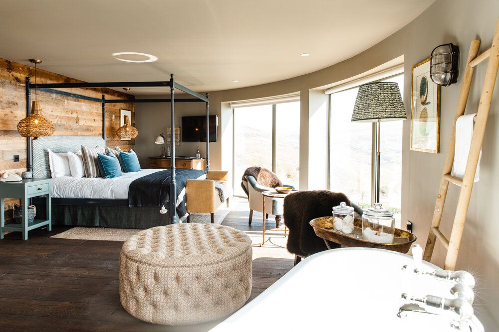 兼收并蓄的卧室有很多家具。