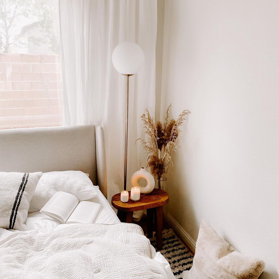 床边的桌子上放着蜡烛