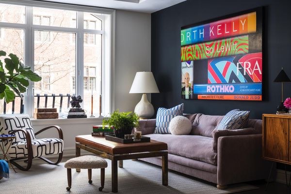 起居室有明亮的艺术和现代家具。
