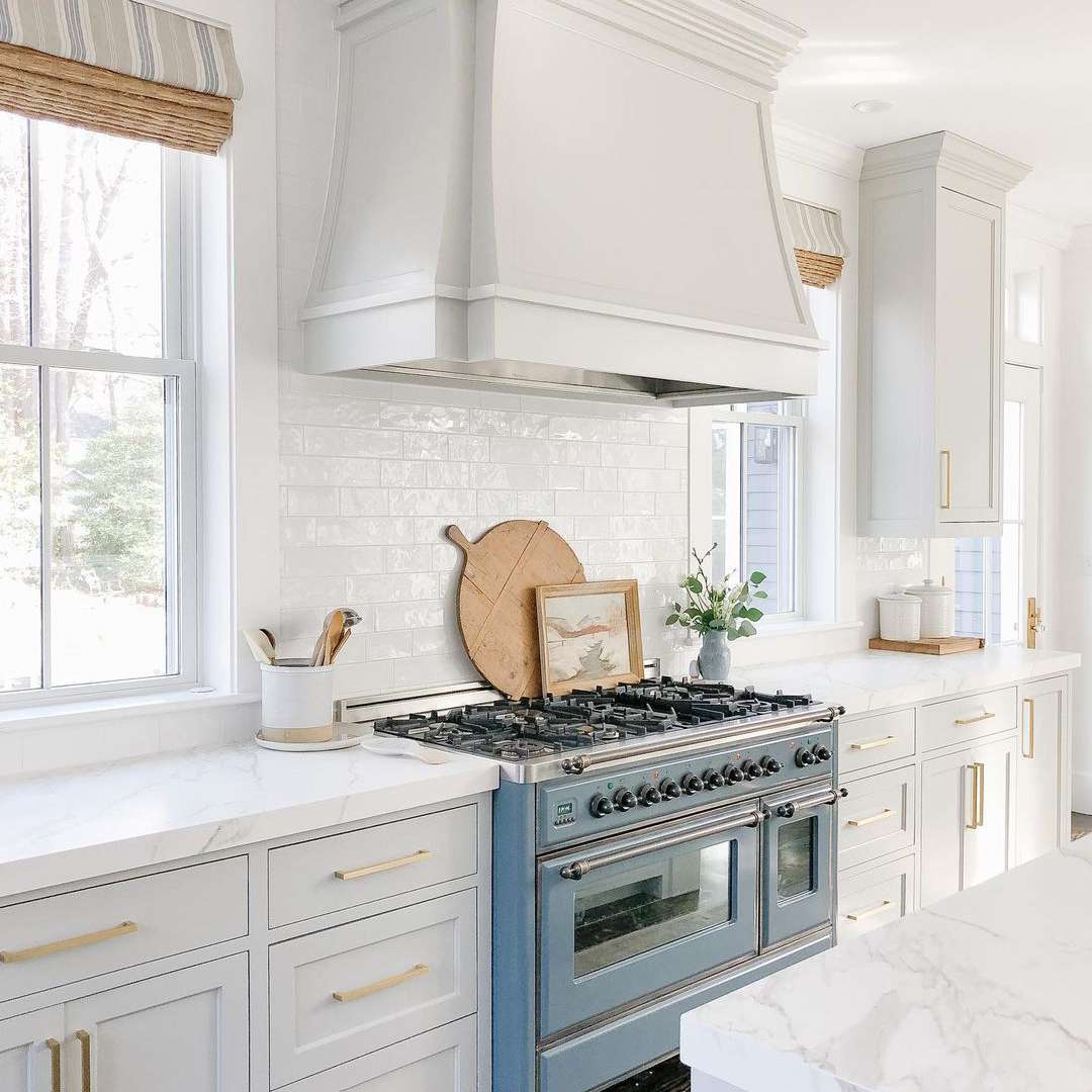 白色的厨房里有蓝色的炉子