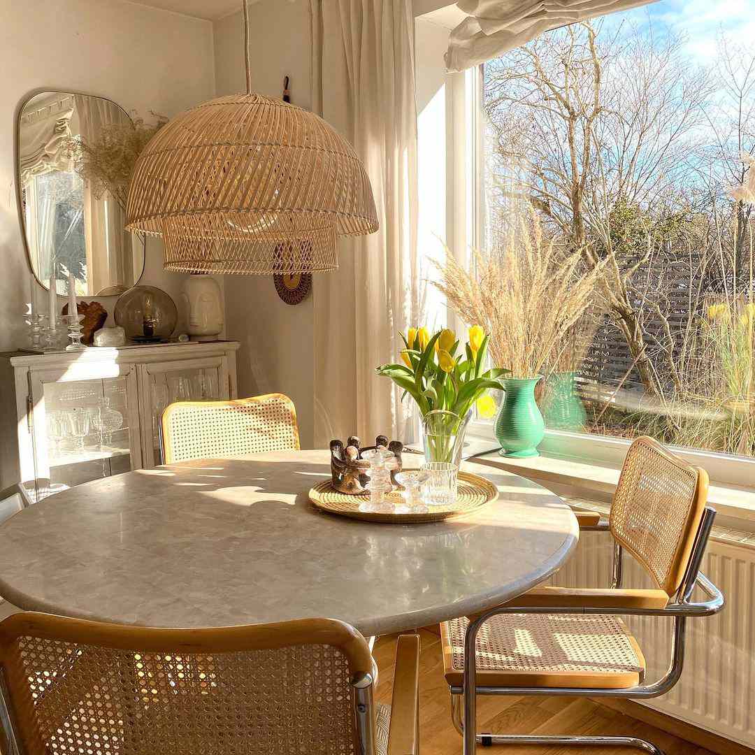 餐桌周围的藤椅