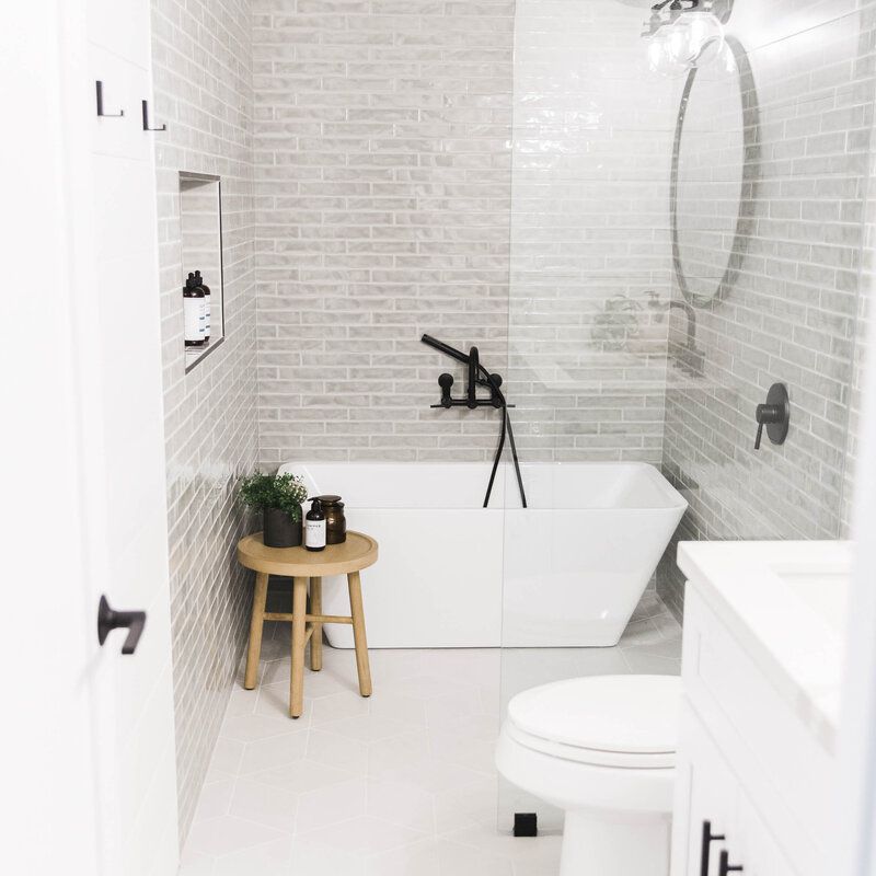 瓷砖浴室独立浴缸，卫生间和梳妆台