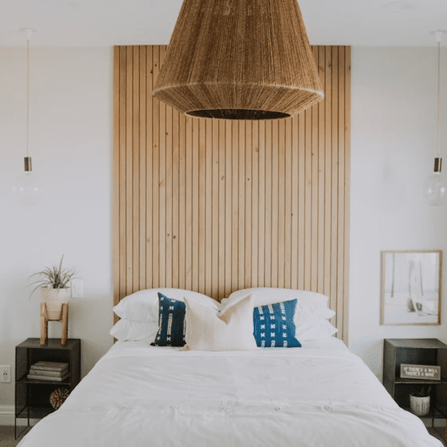 卧室有床后面的木墙