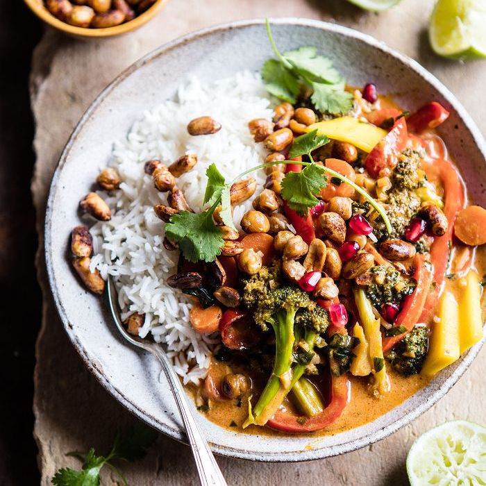 泰国椰子咖喱素食与香脆鹰嘴豆