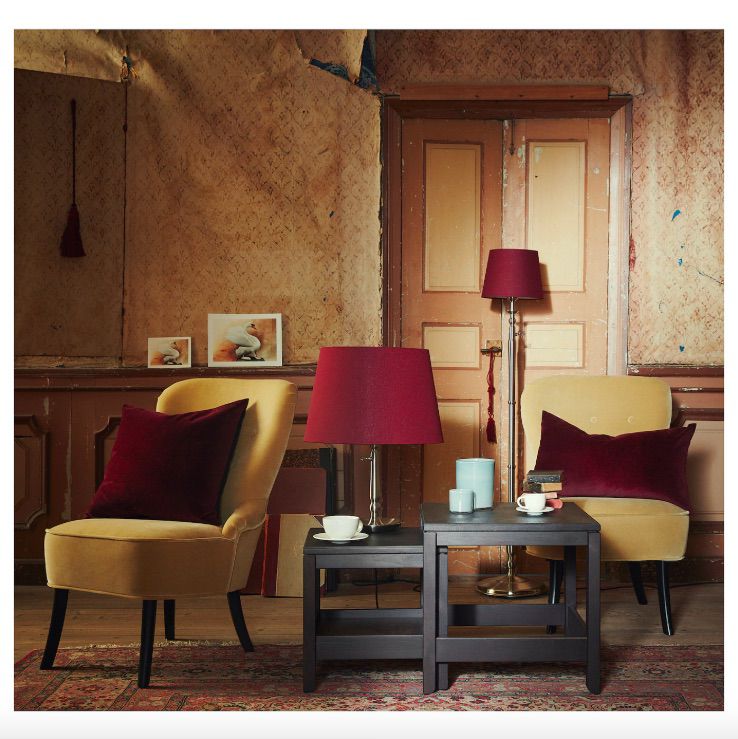 从宜家一个破旧的客厅里两个棕色方形嵌套表。