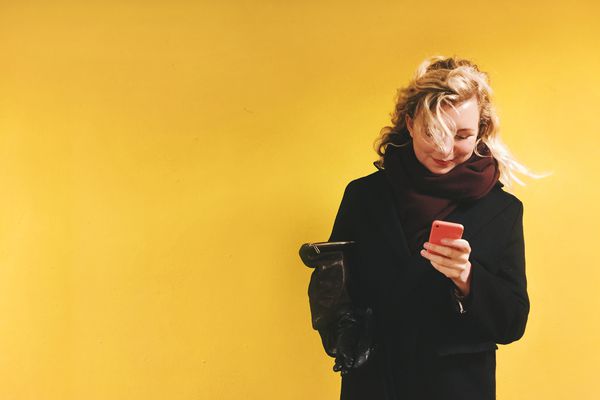 年轻女人看手机