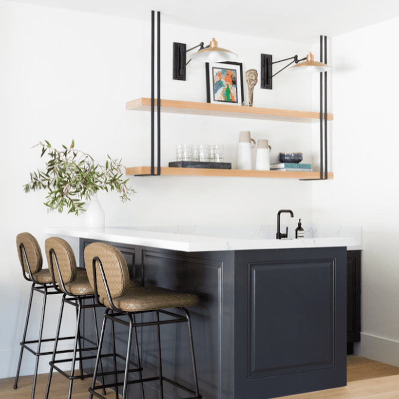 一个小厨房，悬挂厨房架子