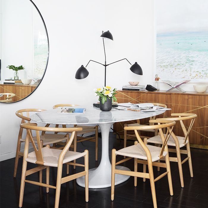 在工作室Life.Style的新办公室里有大圆形镜子的会议区“class=