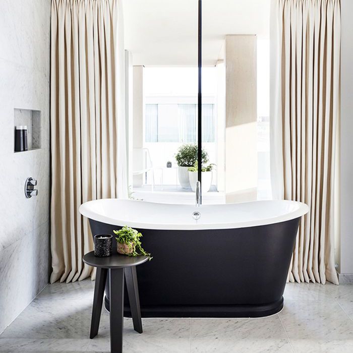 带有独立浴缸的极简主义浴室