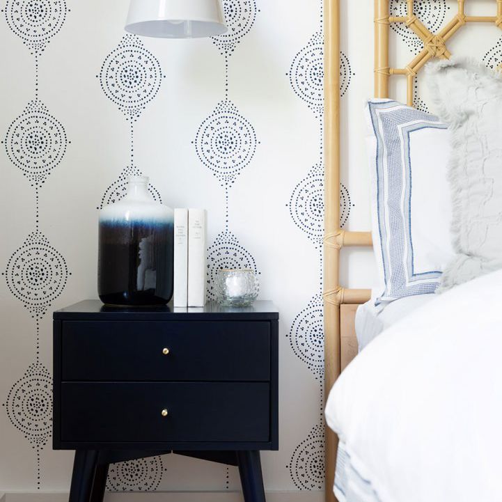 卧室墙纸，藤床头板和床头柜上海军黄铜口音