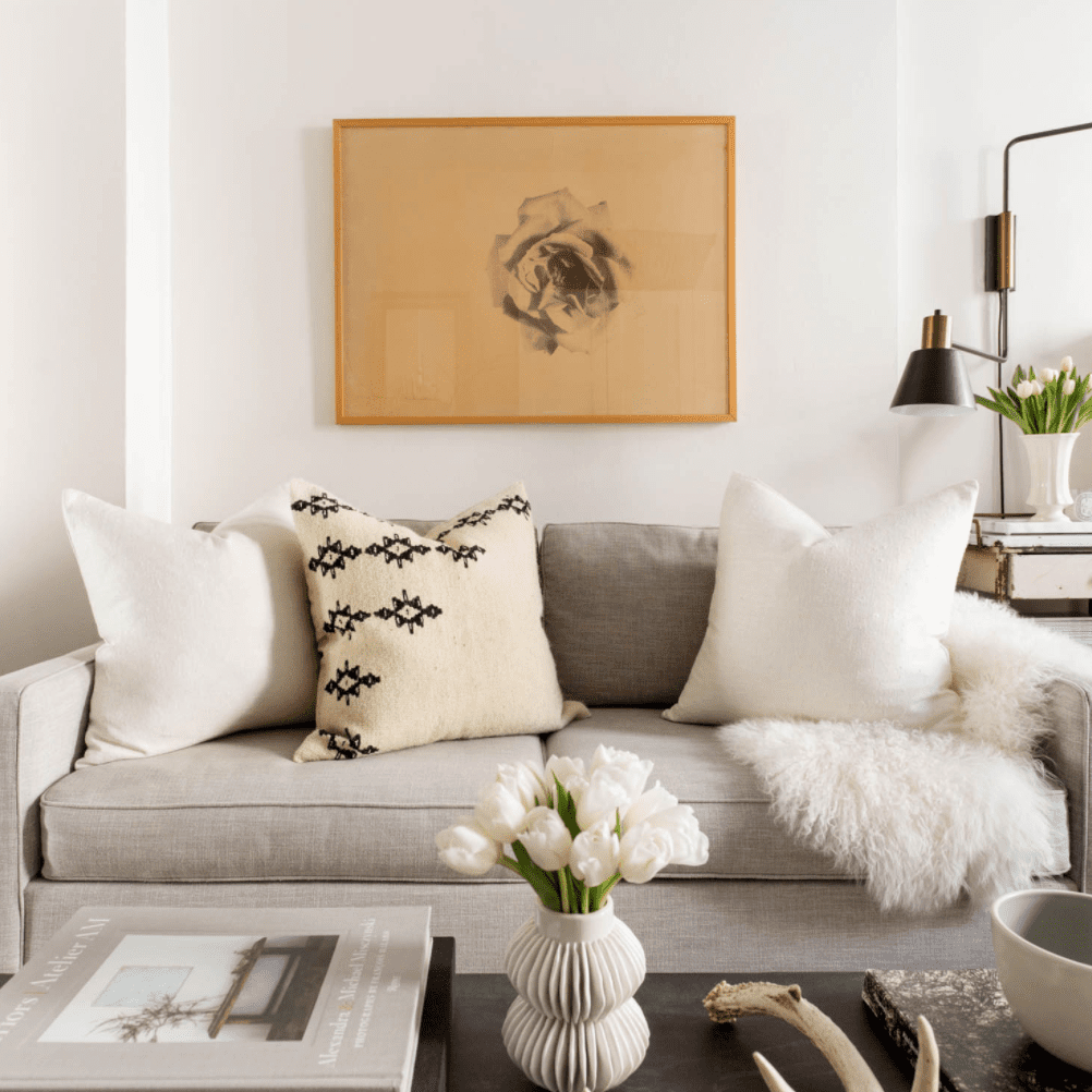 柔软的中性沙发。