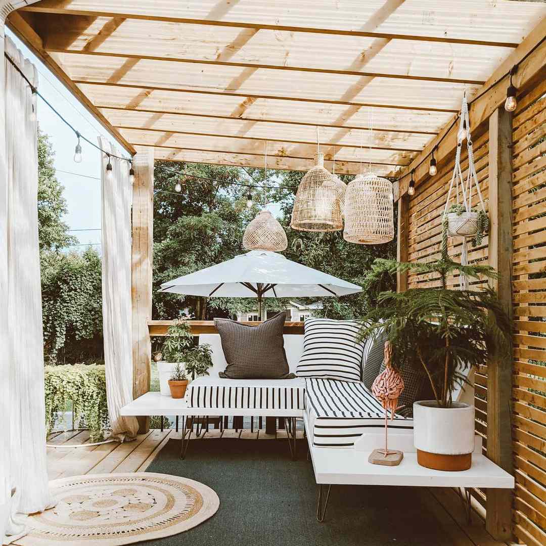 与浮动沙发的户外木盖玉兰下面。