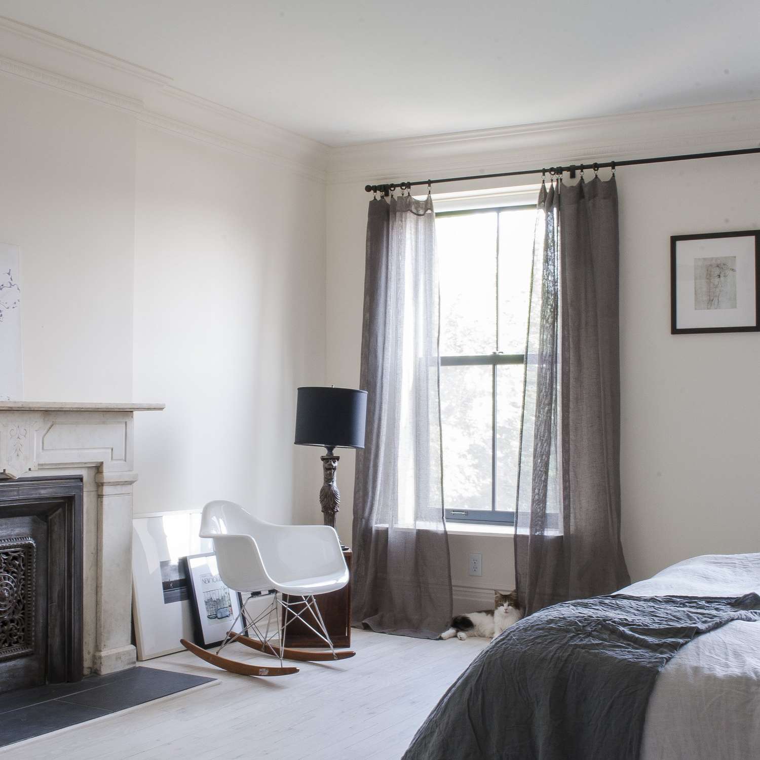 一间带金属和大理石壁炉的卧室