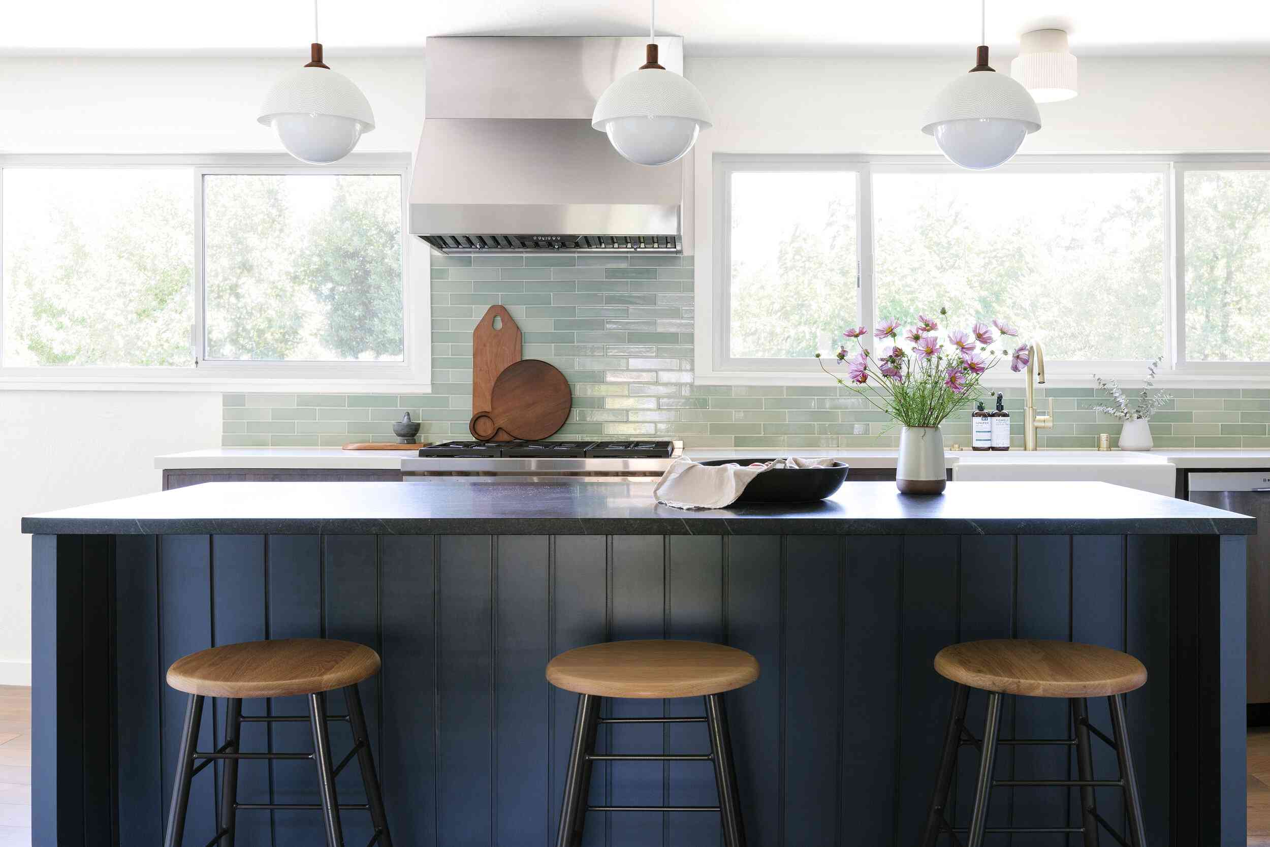 厨房有浅蓝色的背板和皇家蓝岛