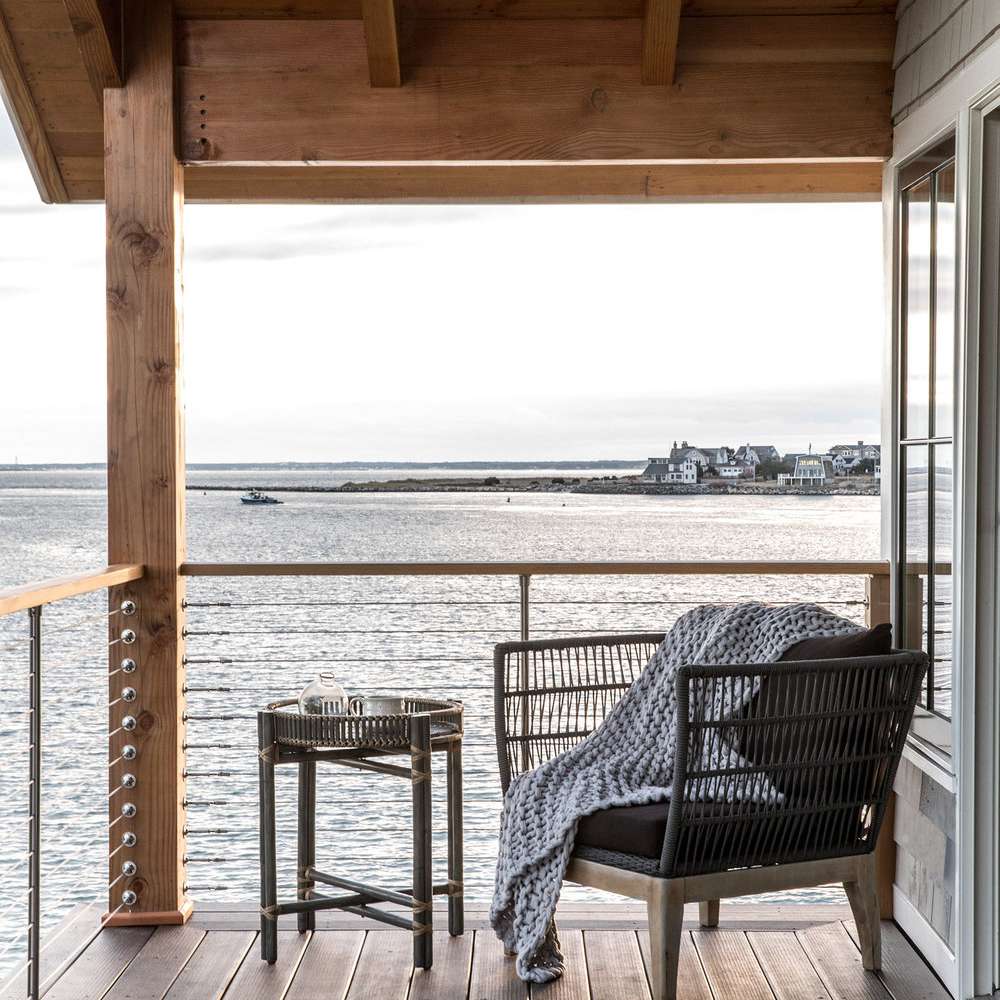 带休息室椅子和小酒馆桌子装饰的小型门廊