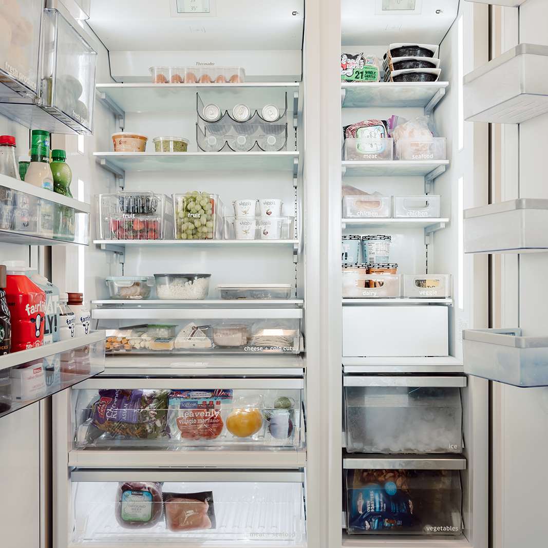 有多个食物箱的冰箱