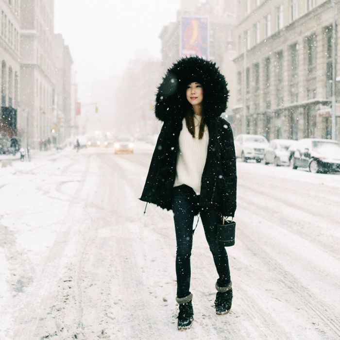 一个女人站在外面的雪地里