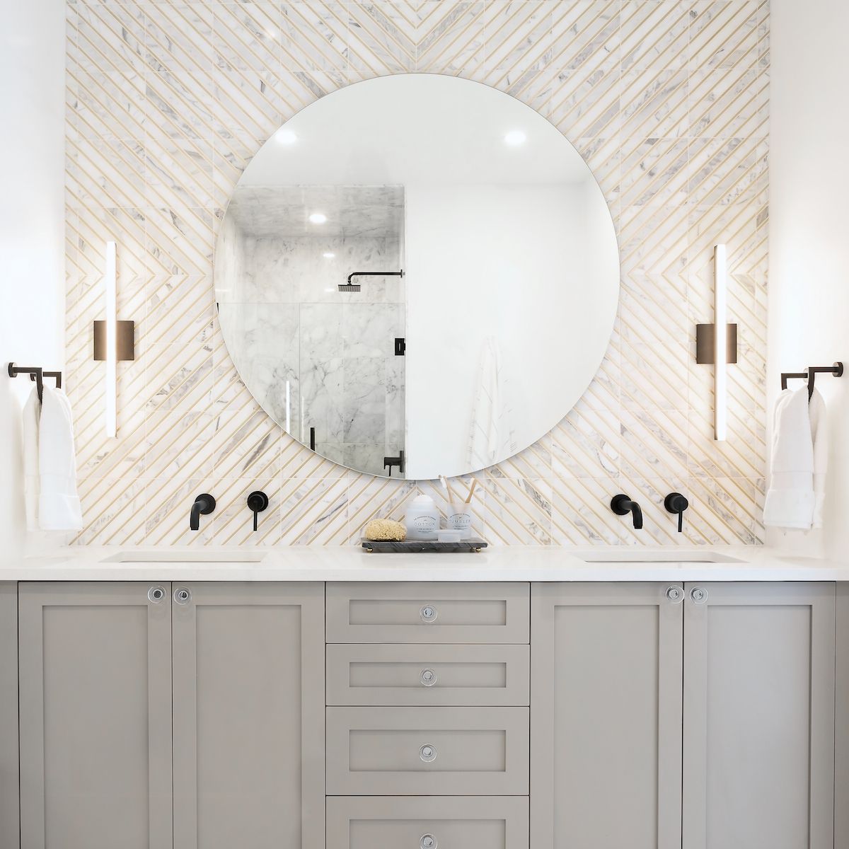 一个带有窄后挡板白色瓷砖的盥洗室，被布置成阳光照射般的设计