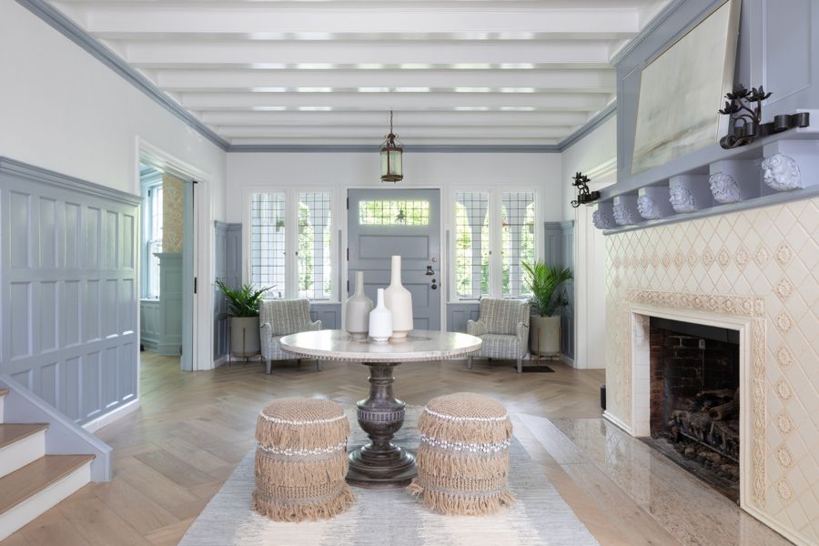 带蓝色油漆的辅助天花板“class=