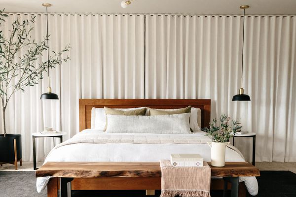 配备现代照明设备的卧室