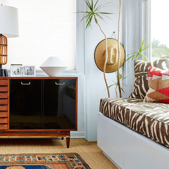 在办公室的角落里靠窗的座位