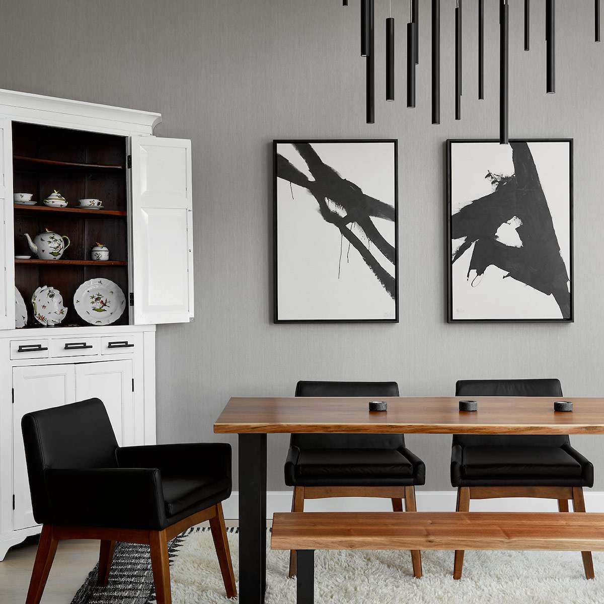 一张木制餐桌，上面有一排黑色的小蜡烛