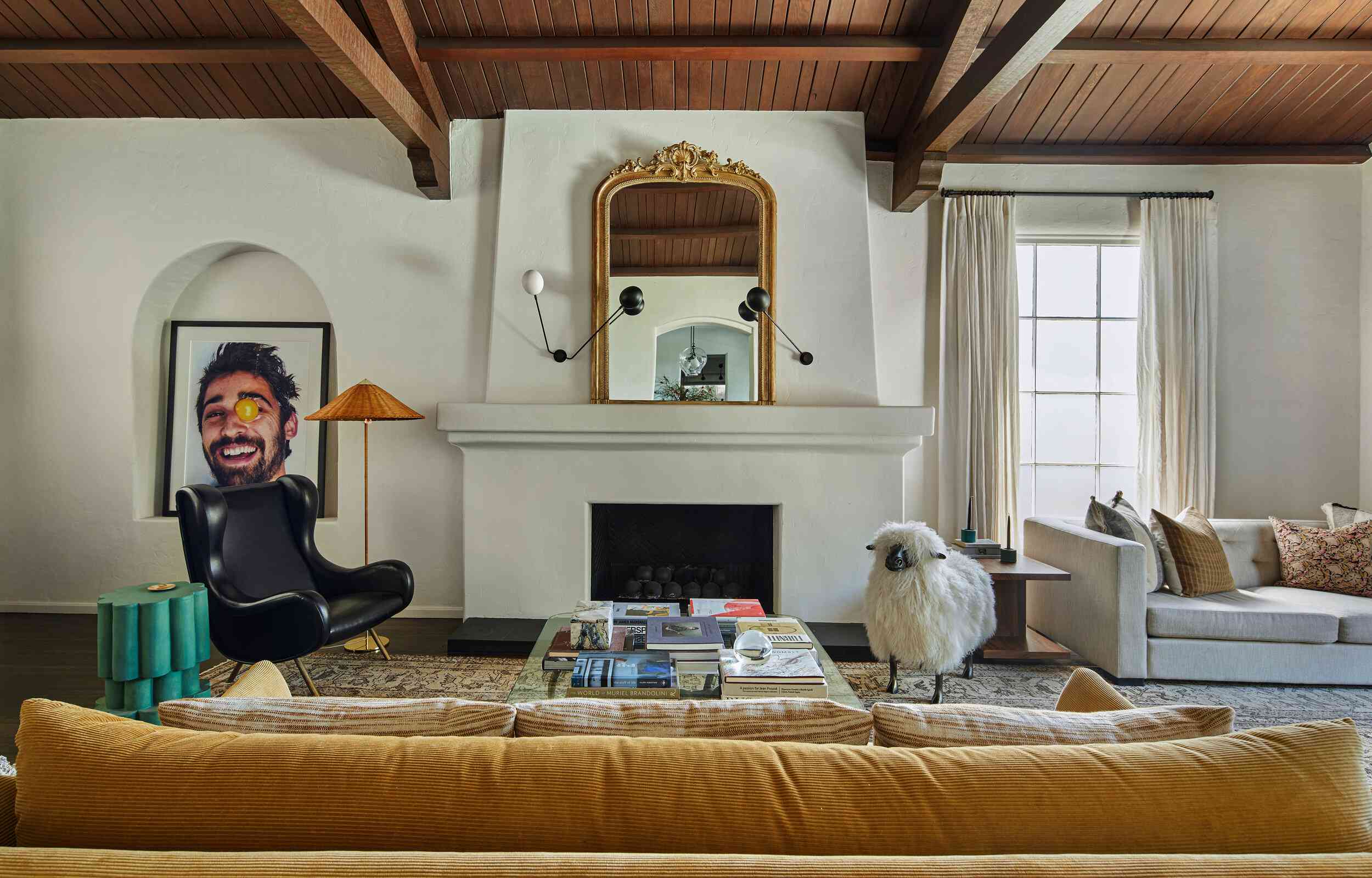 客房配有白色壁炉