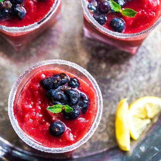 三杯加蓝莓的冰冻鸡尾酒。