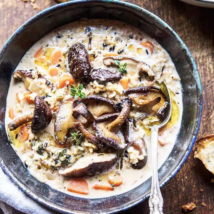 用牛油烤蘑菇炖熟的奶油野米汤