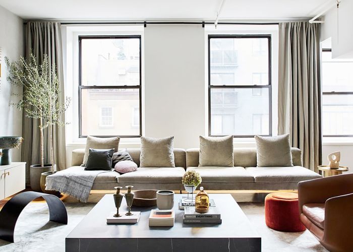 客厅以低矮的沙发为特色