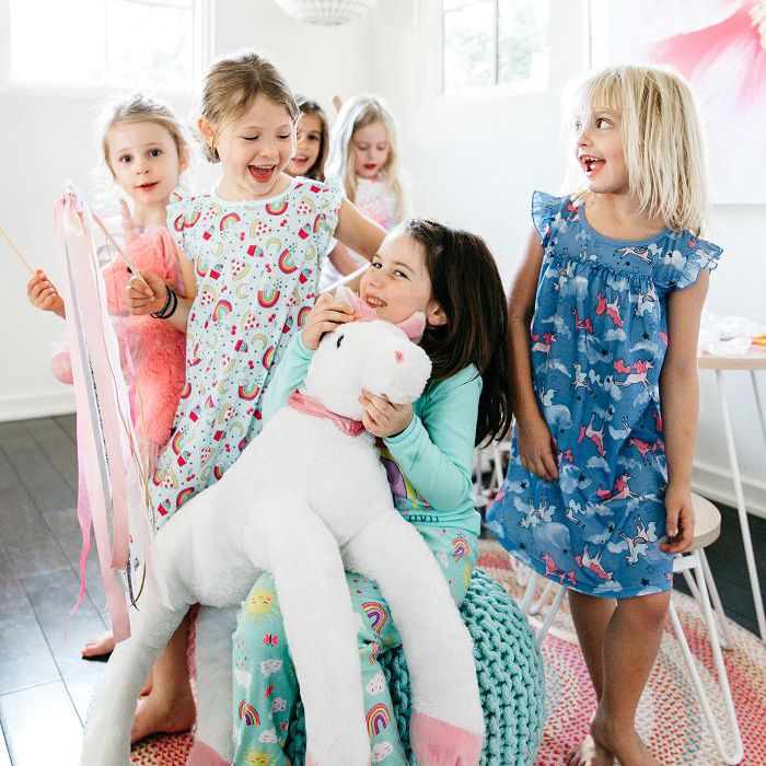 女孩的孩子的生日派对玩