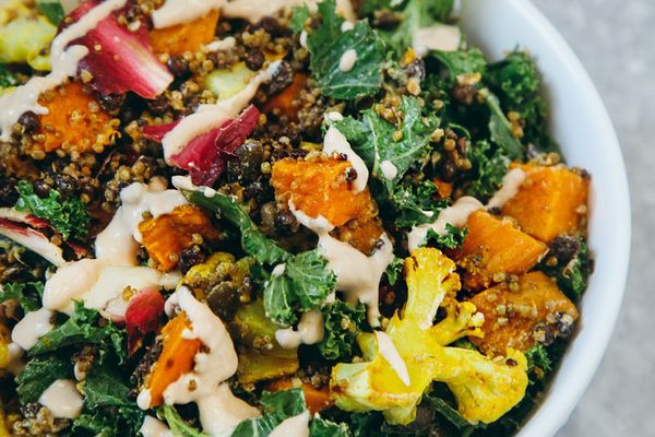 烤蔬菜奎奴亚藜沙拉配塔希尼大蒜酱