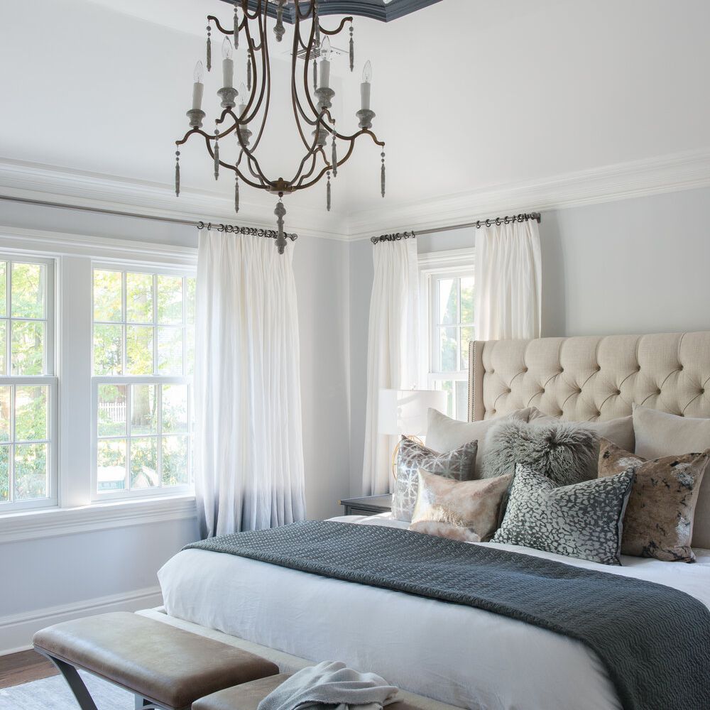 带吊灯的大卧室