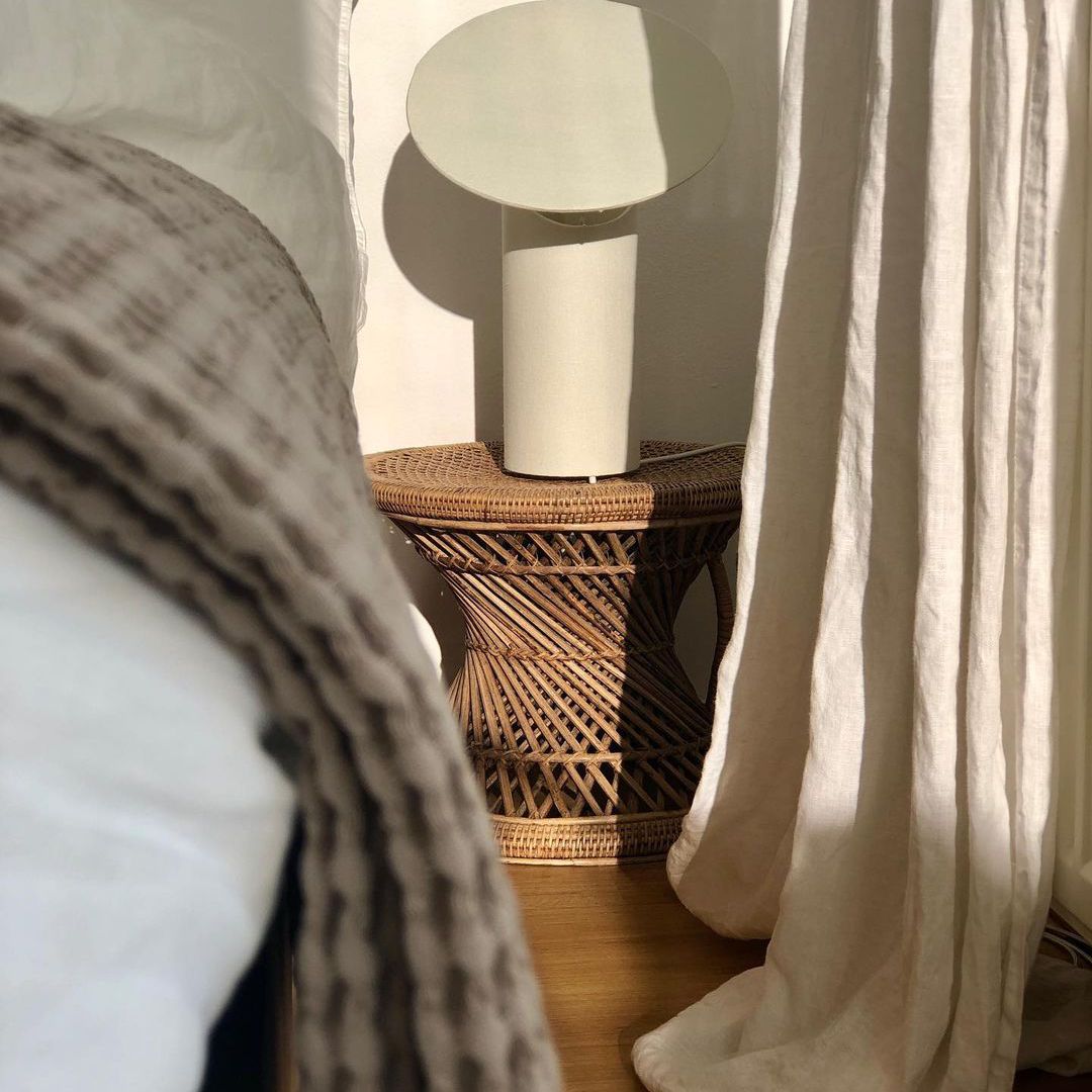 卧室有边桌和台灯