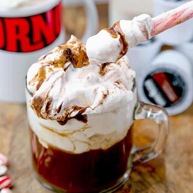 咖啡鸡尾酒上面有一大团奶油。