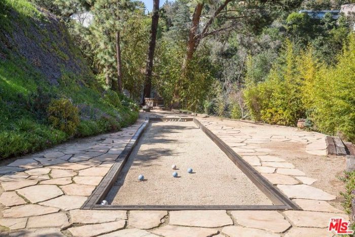 室外地滚球戏法院