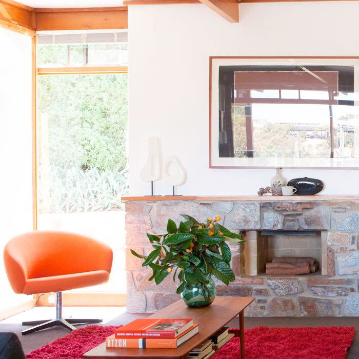 一个质朴的石头壁炉