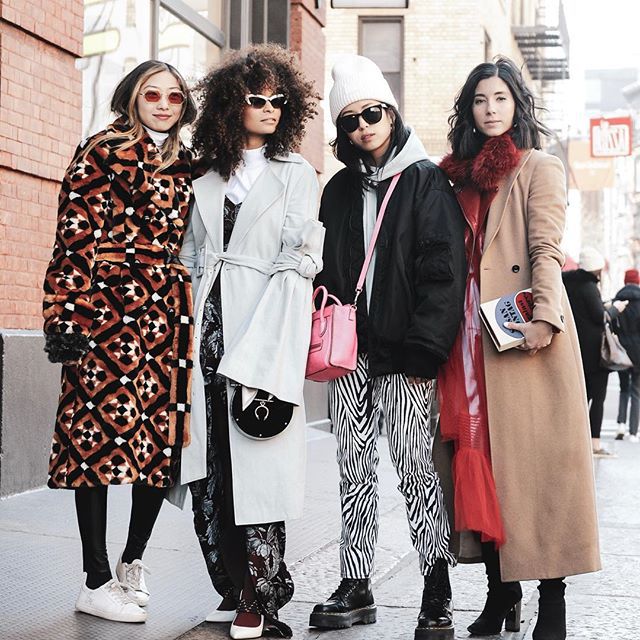 一个由四个女人组成的团体，她们是朋友。