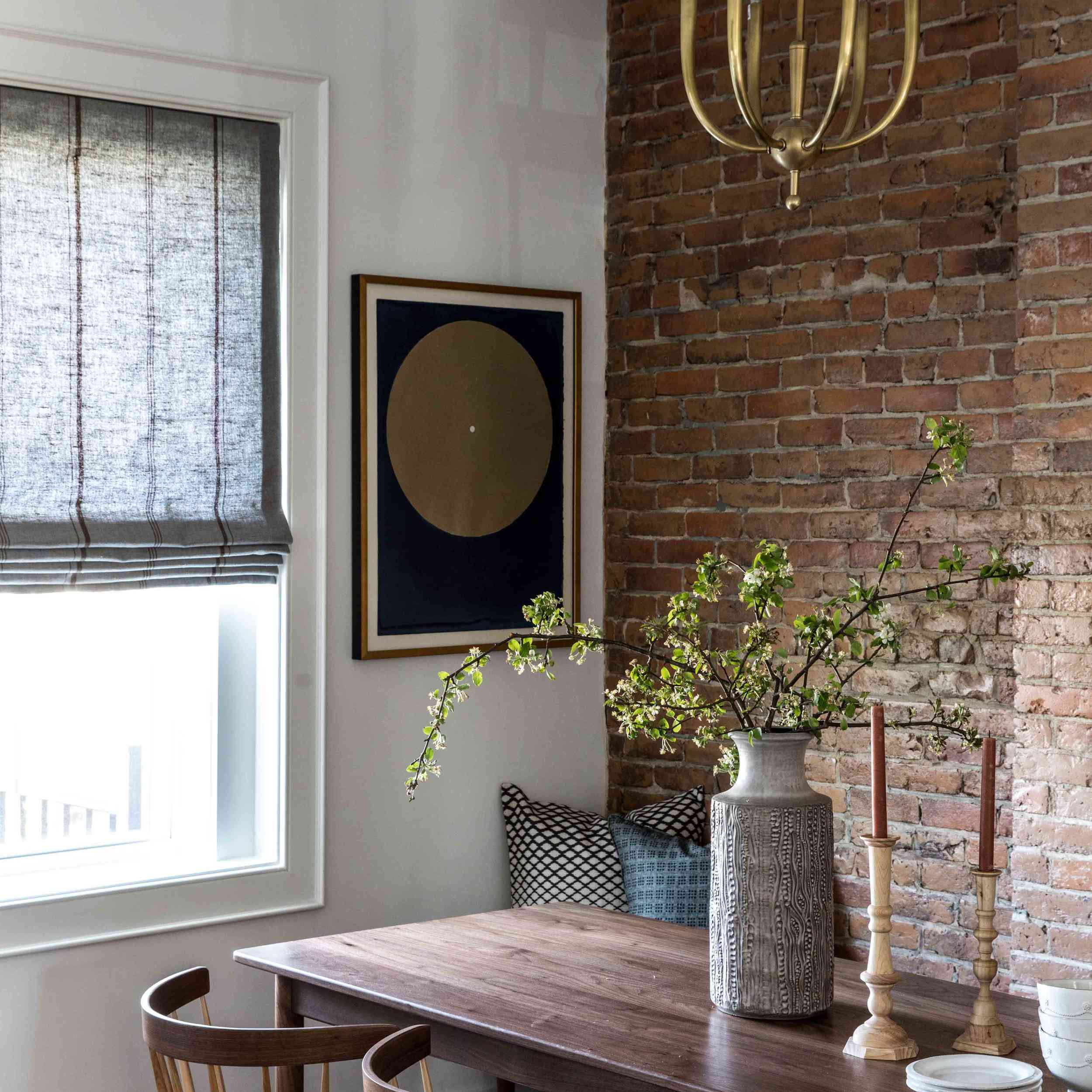 厨房用桌子在一个房间里有暴露的砖墙