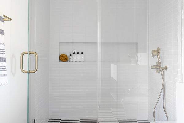 带图案瓷砖地板的步入式淋浴间