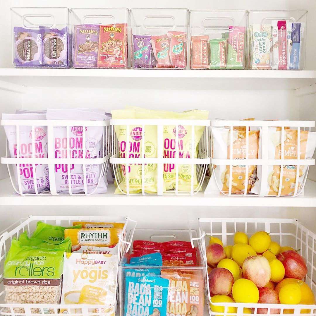 与白色篮子的食品室