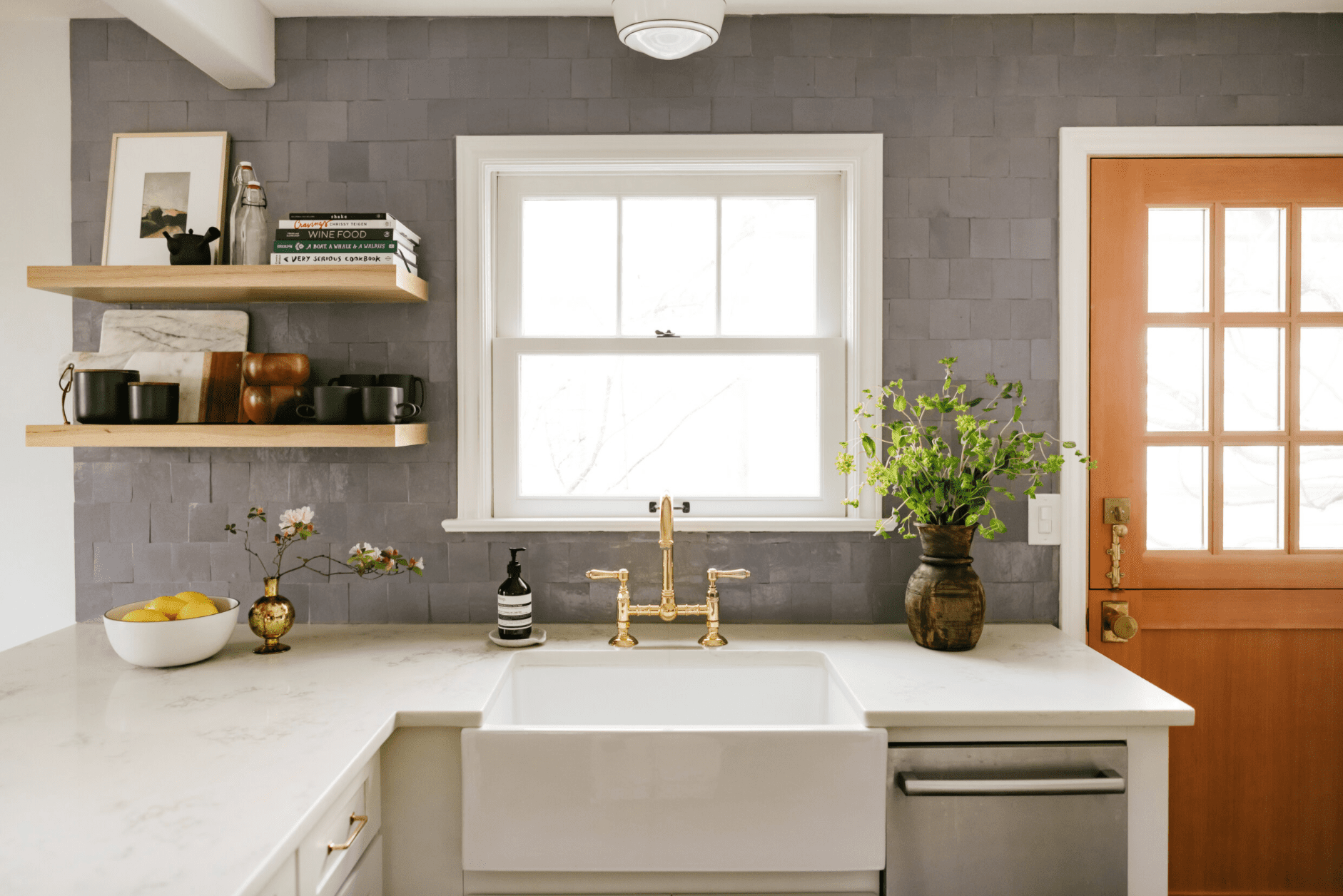 一个农舍厨房配有纹理的紫红色瓷砖背板