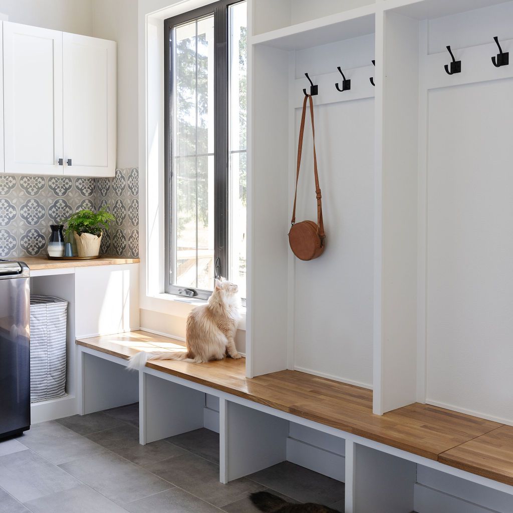 时尚的mudroom与光滑的内置。