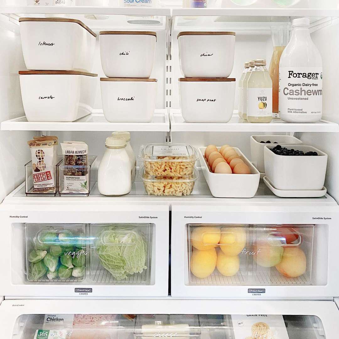 冰箱和整齐的箱子