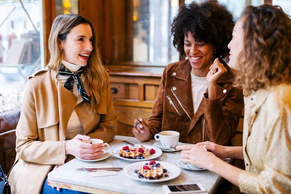 一群妇女在桌上喝咖啡