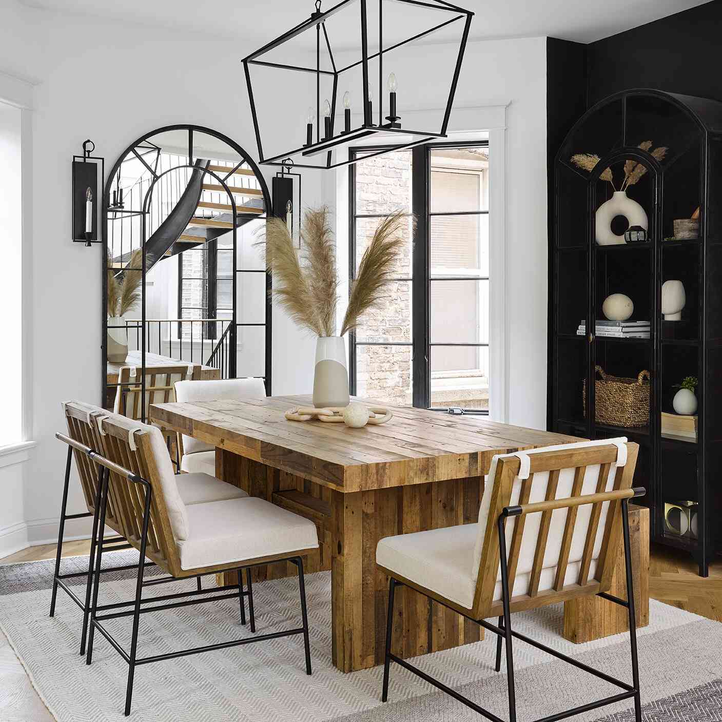 餐桌上放着一个盛满潘帕斯草的大花瓶